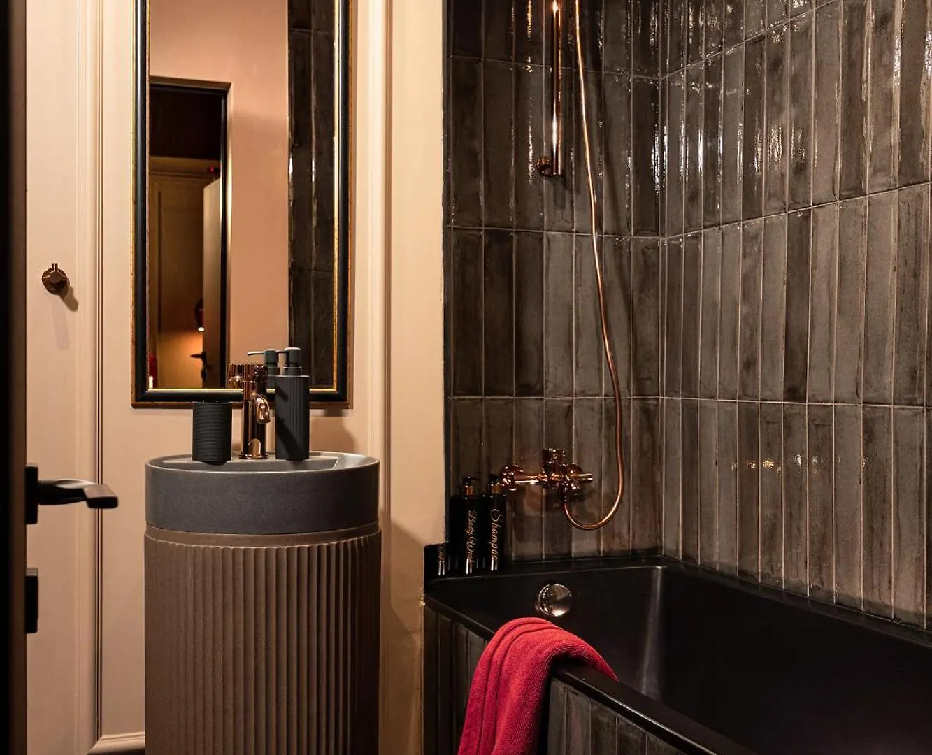 Qult - Obsidian Apartment Bucharest