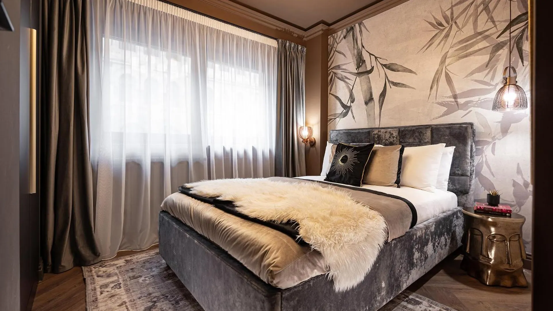 Qult - Obsidian Apartment Bucharest
