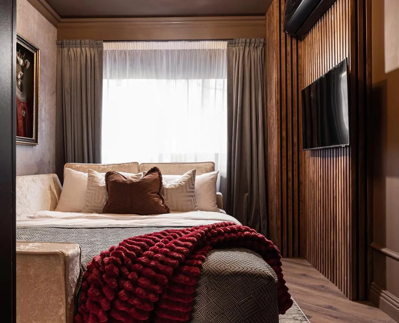 Qult - Obsidian Apartment Bucharest